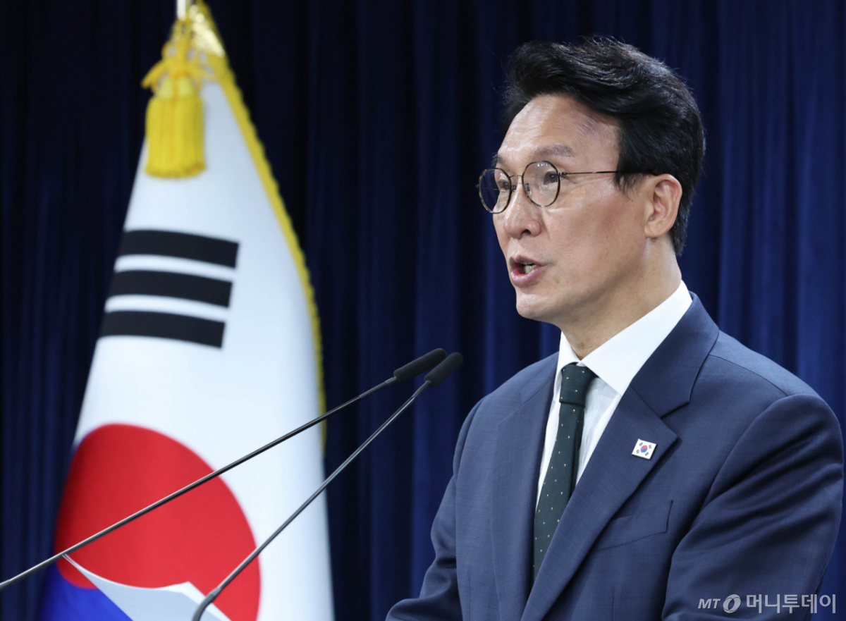 [서울=뉴시스] 조수정 기자 = 김민석 국무총리가 25일 오후 서울 종로구 정부서울청사에서 검찰 개혁 관련 현안 발표를 하고 있다. 2026.06.25사진=조수정