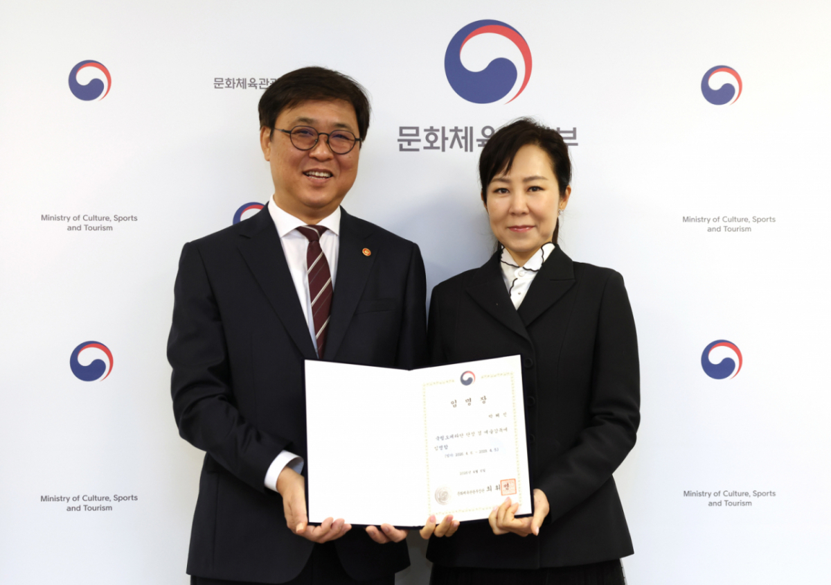  최취영 문화체육관광부 장관(왼쪽)이 6일 서울 종로구 국립현대미술관 서울관에서 신임 박혜진 국립오페라단 단장 겸 예술감독에게 임명장을 수여한 뒤 기념촬영을 하고 있다. /사진제공 = 문화체육관광부  /사진=(서울=뉴스1)
