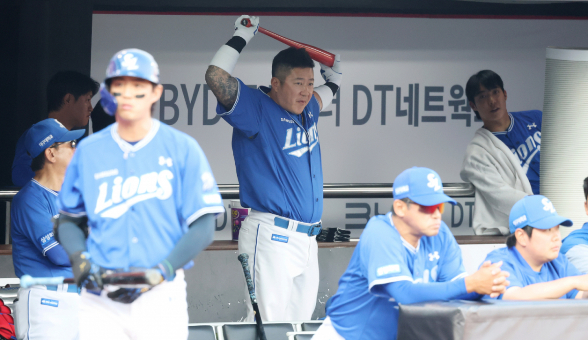 삼성 최형우가 10일 수원KT위즈파크에서 열리는 2026KBO리그 삼성라이온즈와 KT 위즈 경기 1회초 출격을 준비하고  있다.  2026.06.10. /사진=강영조 선임기자