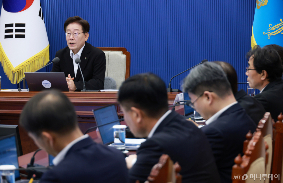 [서울=뉴시스] 최동준 기자 = 이재명 대통령이 25일 청와대에서 열린 수석보좌관회의에서 발언하고 있다. (청와대통신사진기자단) 2026.06.25. photocdj@newsis.com /사진=