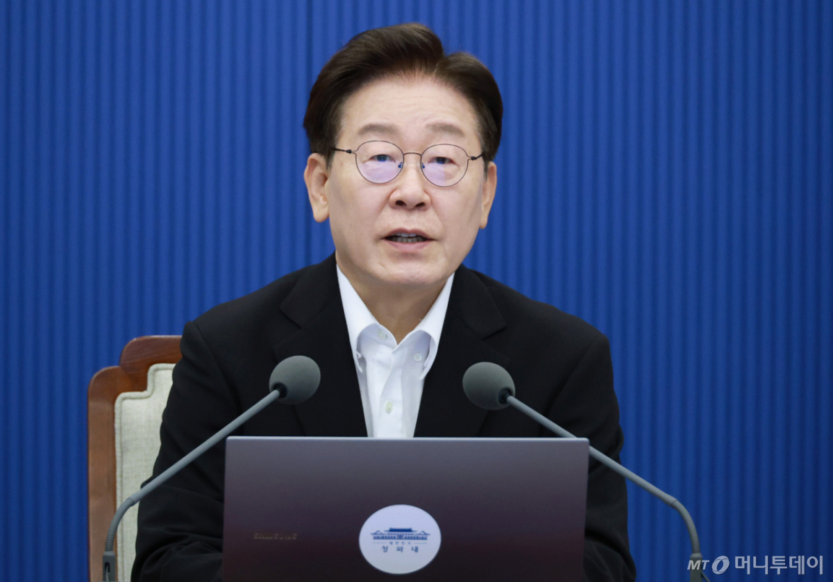 [서울=뉴시스] 최동준 기자 = 이재명 대통령이 25일 청와대에서 열린 수석보좌관회의에서 발언하고 있다. (청와대통신사진기자단) 2026.06.25. photocdj@newsis.com /사진=