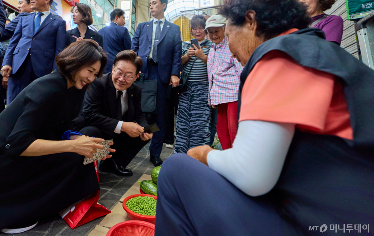 (서울=뉴스1) 허경 기자 = 이재명 대통령과 김혜경 여사가 25일 경기 수원시 팔달문시장을 찾아 상인들과 대화하고 있다. (청와대 제공. 재판매 및 DB 금지) 2026.6.25/뉴스1  Copyright © 뉴스1. All rights reserved. 무단 전재 및 재배포,  AI학습 이용 금지. /사진=(서울=뉴스1) 허경 기자