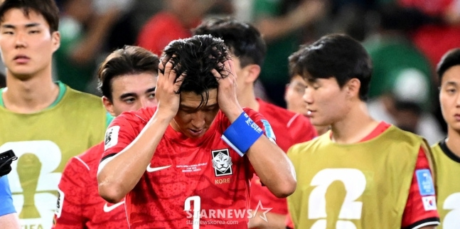 2026 북중미월드컵 A조 3차예선 대한민국 대 남아공 경기가 25일(한국시간) 멕시코 몬테레이 에스타디오 BBVA에서 열렸다.후반전 선제골을 허용하며 남아공에 0-1로 패해 조3위에 머문 대표팀, 아쉬움 가득한 손흥민. /사진=김진경 대기자.