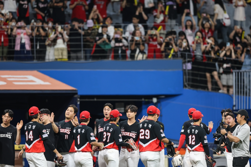25일 고척 키움 히어로즈전 승리 후 기뻐하는 KIA 타이거즈 선수단. /사진=KIA 타이거즈 제공