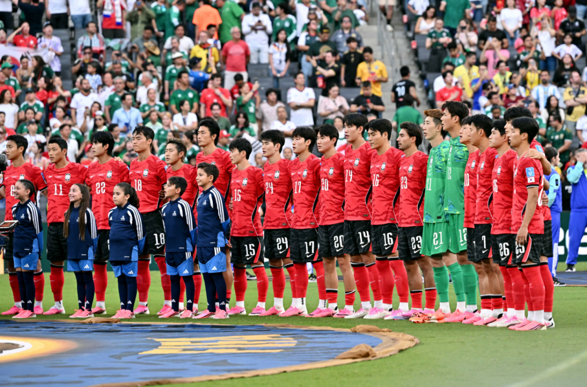 2026 북중미월드컵 A조 3차예선 대한민국 대 남아공 경기가 25일(한국시간) 멕시코 몬테레이 에스타디오 BBVA에서 열렸다.후반전  선제골을 허용하며 남아공에 0-1로 패해 조3위에 머문  대표팀, 남아공전을 위해 경기장으로 나서는 태극전사들. /사진=김진경 대기자