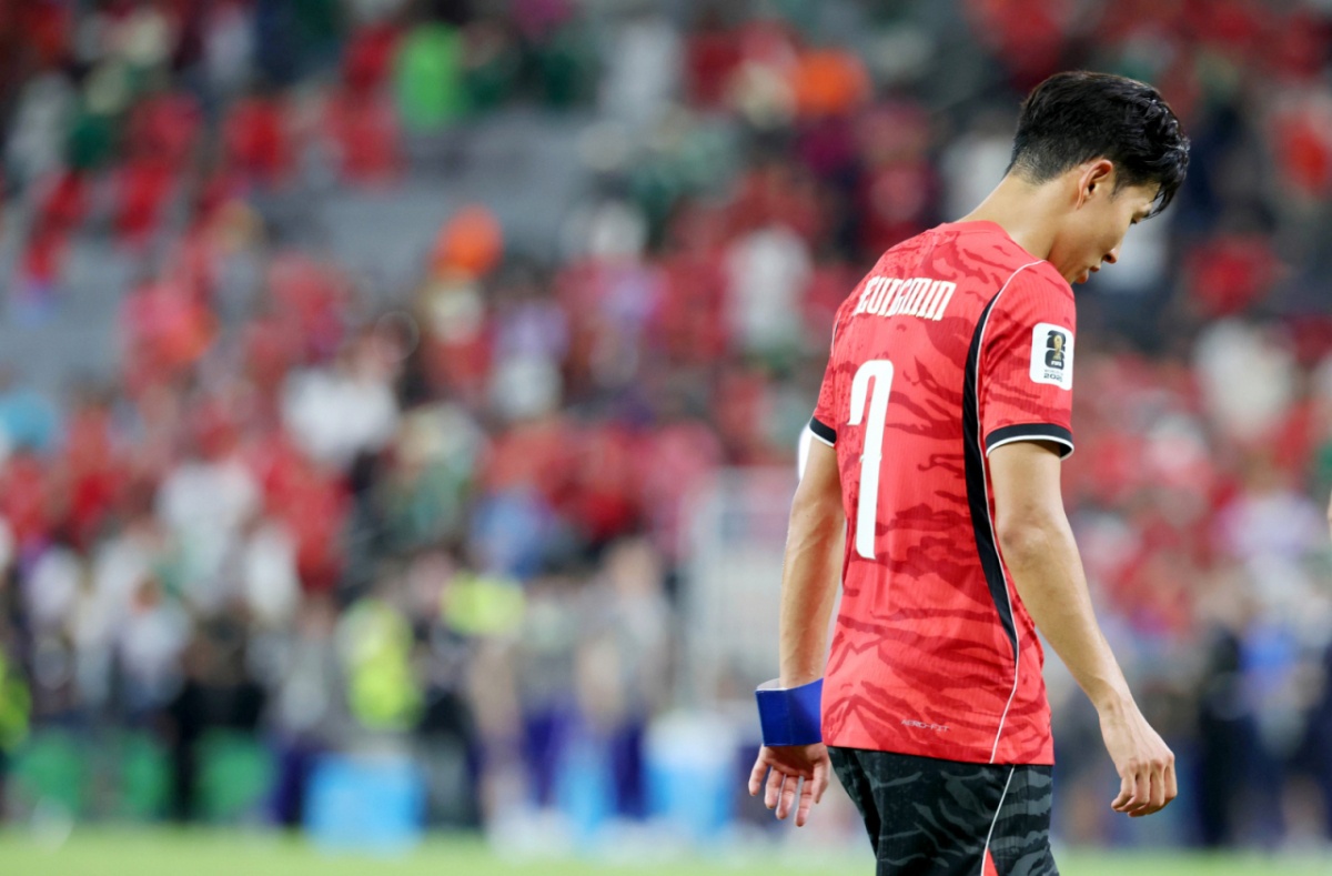 2026 북중미월드컵 A조 3차예선 대한민국 대 남아공 경기가 25일(한국시간) 멕시코 몬테레이 에스타디오 BBVA에서 열렸다.  후반전  선제골을 허용하며 남아공에 0-1로 패해 조3위에 머문  대표팀, 손흥민, 옌스 등 대표팀 선수들이 아쉬운 표정으로 경기를 마무리하고 있다. /사진=김진경 kim.jinkyung@