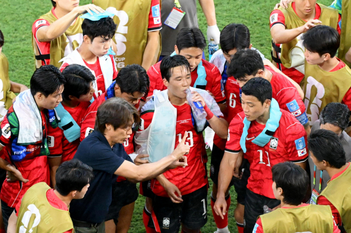 2026 북중미월드컵 A조 3차예선 대한민국 대 남아공 경기가 25일(한국시간) 멕시코 몬테레이 에스타디오 BBVA에서 열렸다.선수들 독려하는 홍명보 감독. /사진=김진경 kim.jinkyung@