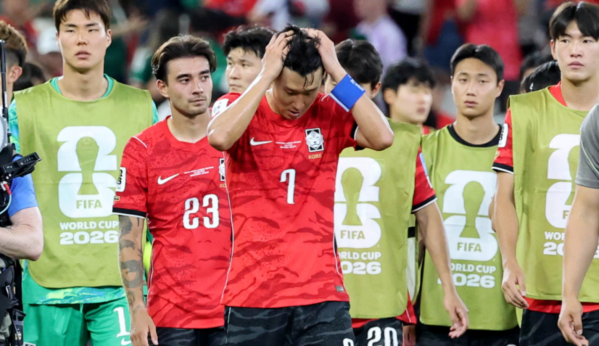 2026 북중미월드컵 A조 3차예선 대한민국 대 남아공 경기가 25일(한국시간) 멕시코 몬테레이 에스타디오 BBVA에서 열렸다.  후반전  선제골을 허용하며 남아공에 0-1로 패해 조3위에 머문  대표팀, 손흥민, 옌스 등 대표팀 선수들이 아쉬운 표정으로 경기를 마무리하고 있다.  2026.06.24. /사진=김진경 kim.jinkyung@