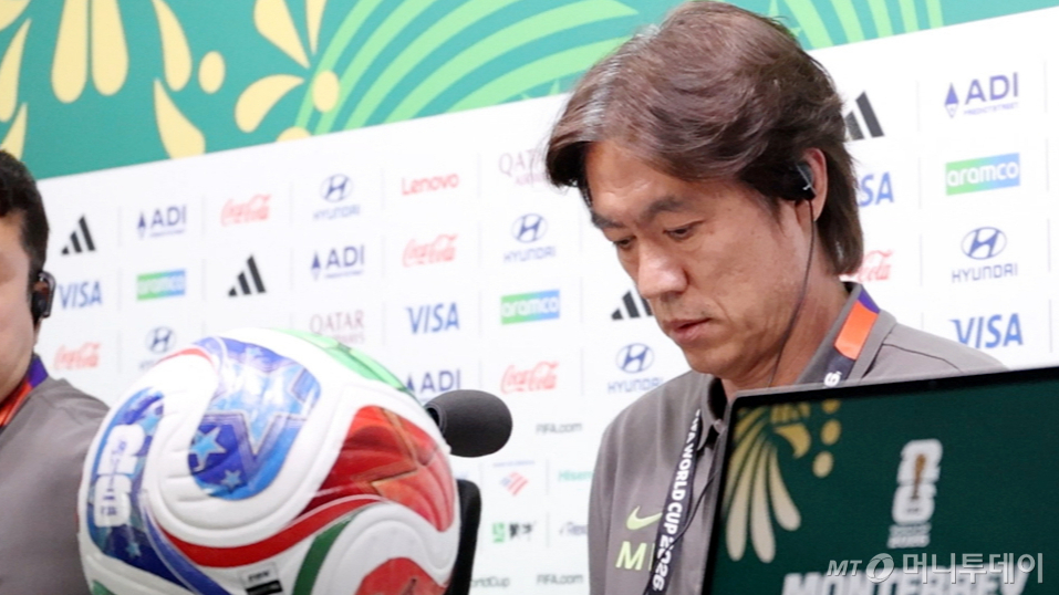 대한민국 축구 국가대표팀 홍명보 감독이 23일(현지시간) 멕시코 누에보 레온주 몬테레이 스타디움에서 열린 공식 기자회견에서 취재진 질문에 답하고 있다. /사진=스타뉴스 
