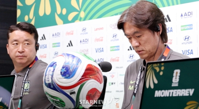 2026 북중미월드컵에 출전한 대한민국 축구 국가대표팀이 남아공전을 하루 앞둔 23일 멕시코 몬테레이 에스타디오 BBVA에서 공식 기자회견을 열었다.  홍명보 감독이 기자들의 질문을 경청하고 있다. /사진=김진경 대기자.