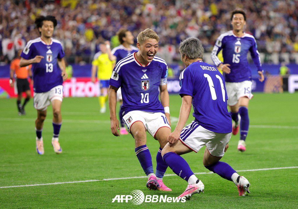 일본 축구 대표팀 공격수 마에다 다이젠(오른쪽)이 26일 스웨덴과의 2026 FIFA 북중미 월드컵 조별리그 F조 3차전에서 선제 득점을 터뜨린 뒤 어시스트해준 도안 리츠(가운데)와 기뻐하고 있다. /AFPBBNews=뉴스1