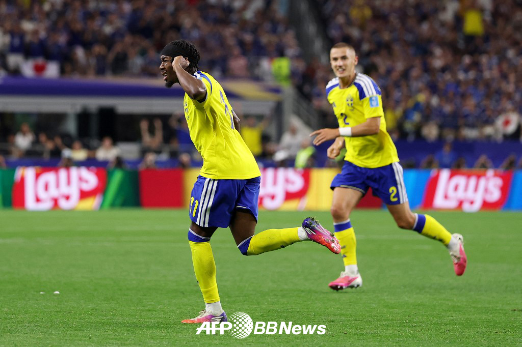 스웨덴 대표팀 공격수 안토니 엘랑가(왼쪽)가 26일 일본과의 2026 FIFA 북중미 월드컵 조별리그 F조 3차전에서 동점골을 터뜨린 뒤 기뻐하고 있다. /AFPBBNews=뉴스1