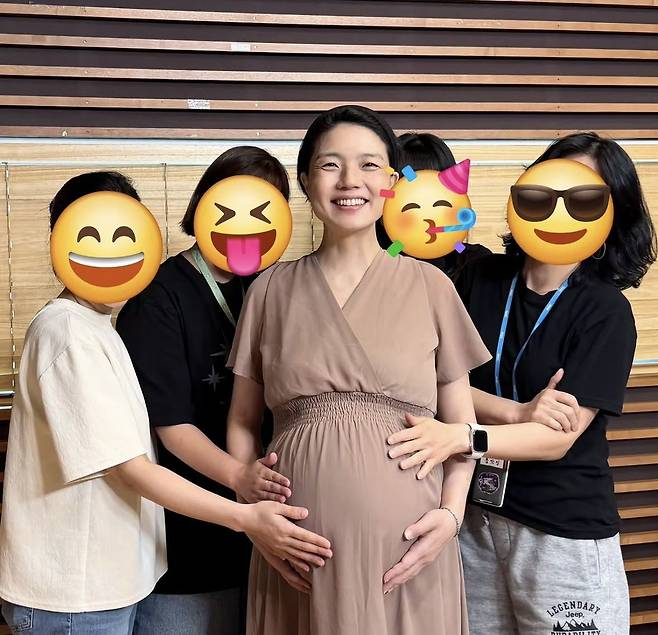 안영미 출산으로 MBC FM4U '두시의 데이트 안영미입니다' 진행은 현재 가수 이무진이 맡고 있다. 앞서 안영미는 21일 SNS에 "건강하고 씩씩하게 잘 순산하고 돌아오겠다. 저 없는 동안 다른 라디오는 가지 않았으면 좋겠다. 저희 제작진 자존감 떨어질 수 있다"고 밝혔다./사진=안영미 인스타그램