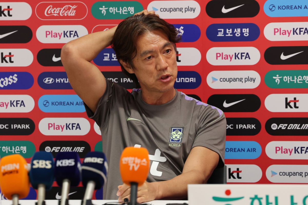 (과달라하라(멕시코)=뉴스1) 임세영 기자 = 홍명보 대한민국 축구국가대표팀 감독이 25일(현지시간) 멕시코 과달라하라 인근 대한민국 축구대표팀의 베이스캠프 훈련장인 사포판 치바스 베르데 바예에서 훈련에 앞서 인터뷰를 하고 있다. /사진=뉴스1