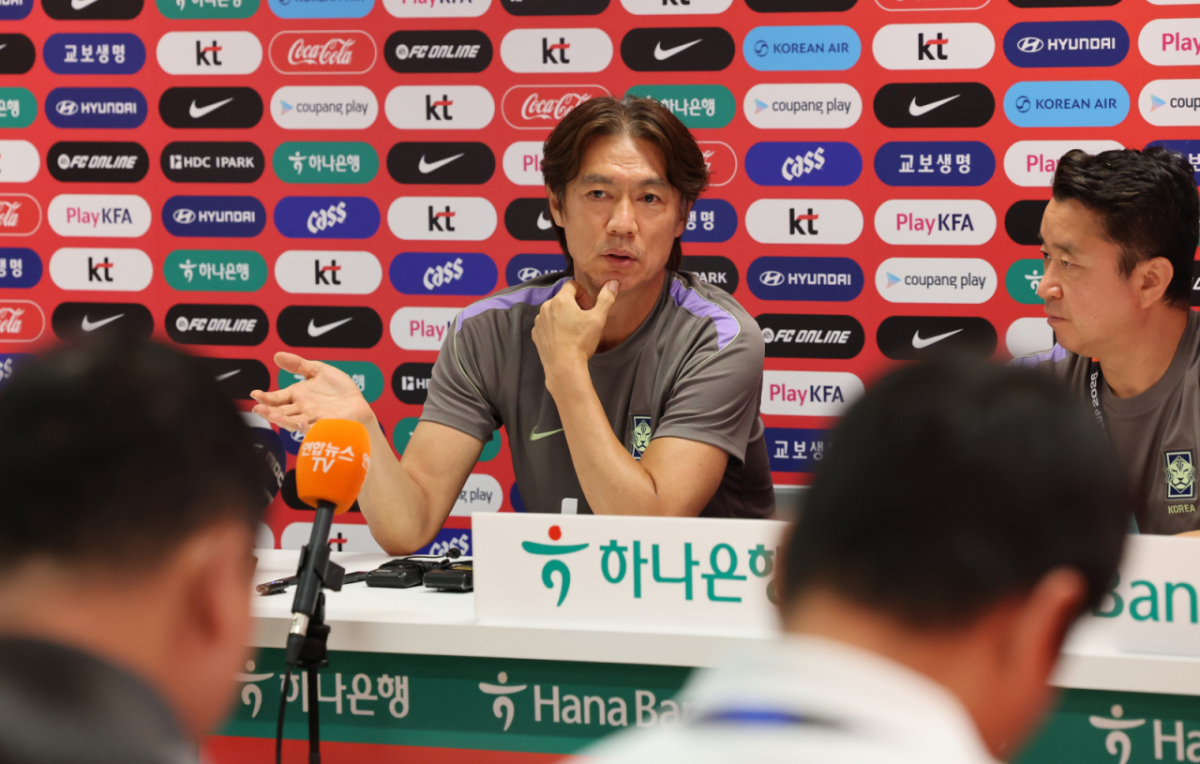 (과달라하라(멕시코)=뉴스1) 임세영 기자 = 홍명보 대한민국 축구국가대표팀 감독이 25일(현지시간) 멕시코 과달라하라 인근 대한민국 축구대표팀의 베이스캠프 훈련장인 사포판 치바스 베르데 바예에서 훈련에 앞서 인터뷰를 하고 있다. /사진=뉴스1