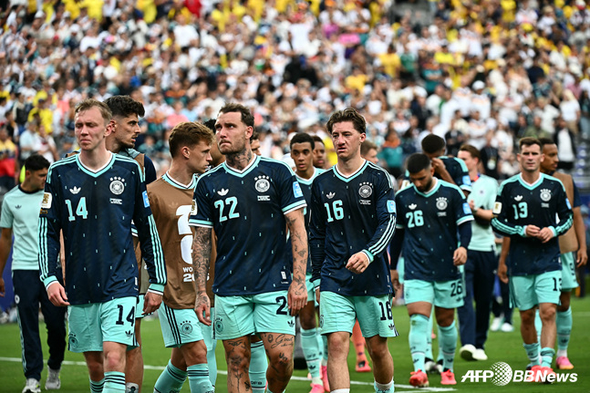 에콰도르전 패배에 고개를 숙인 독일 축구대표팀. /AFPBBNews=뉴스1