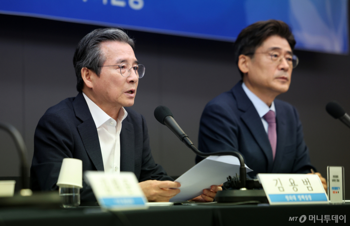 [서울=뉴시스] 김선웅 기자 = 김용범 대통령비서실 정책실장이 24일 서울 중구 한국프레스센터에서 열린 관훈토론회에서 모두발언을 하고 있다. 2026.06.24. mangusta@newsis.com /사진=김선웅