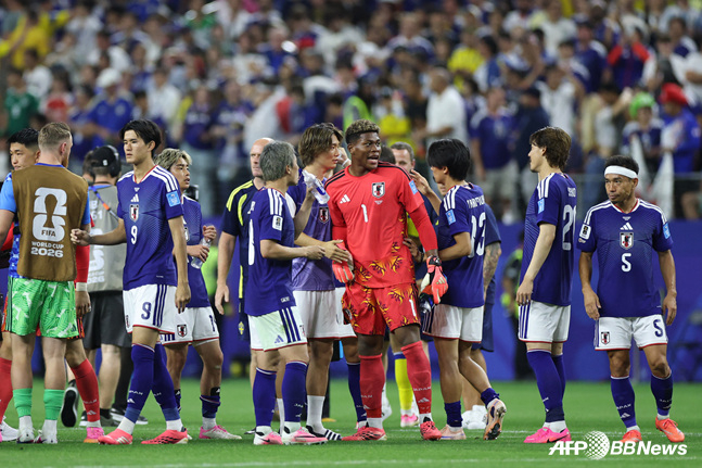 일본 축구대표팀이 팬들에게 인사하고 있다. /AFPBBNews=뉴스1