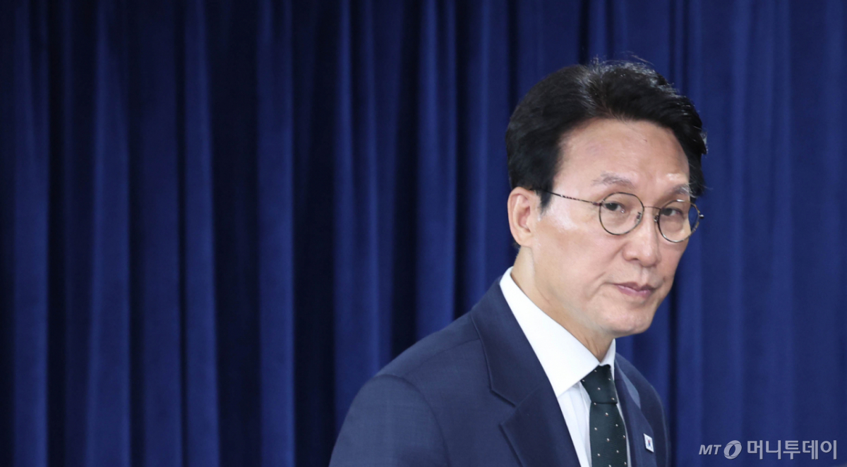 [서울=뉴시스] 조수정 기자 = 김민석 국무총리가 25일 오후 서울 종로구 정부서울청사에서 검찰 개혁 관련 현안 발표를 하기 위해 입장하고 있다. 2026.06.25. /사진=조수정