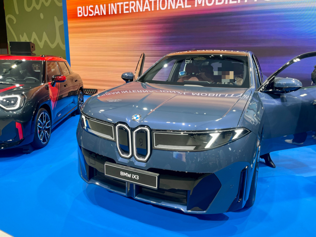  부산모빌리티쇼 전시장에 더 뉴 BMW iX3가 전시돼 있다./사진=이정우 기자