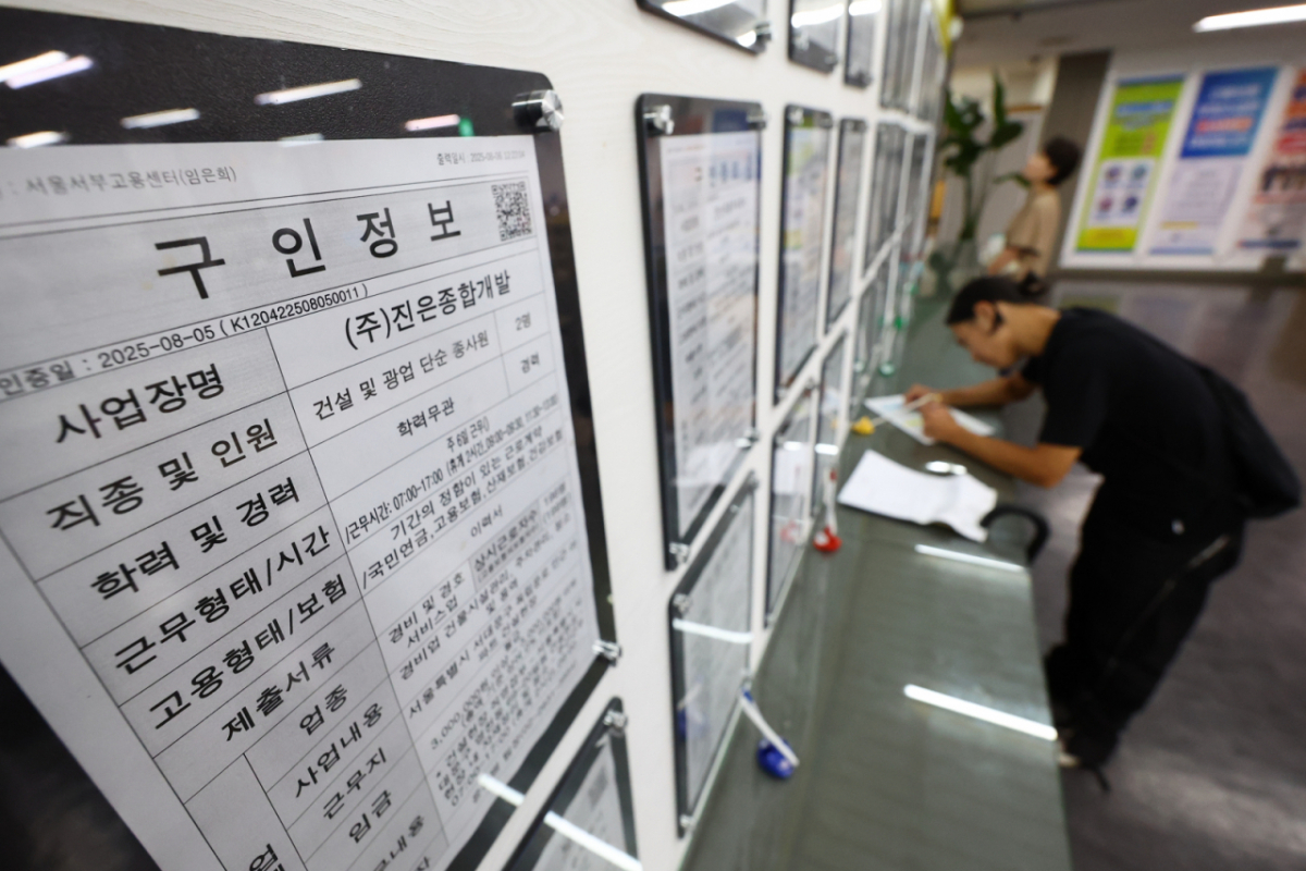 전업자녀가 늘어난 배경으로 취업난과 주거난 등이 꼽힌다. 국가데이터처가 11일 발표한 '5월 고용동향'에 따르면 지난달 청년층(15~29세) 취업자는 전년 동월보다 25만5000명 감소했다. 청년층 고용률도 25개월 연속 하락해 43.8%로 떨어졌다. 고령층 고용률(60세 이상 47.2%)보다 낮다. /사진=뉴시스