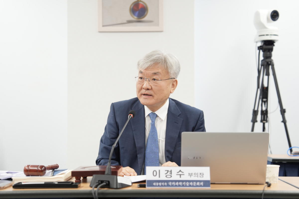 이경수 국가과학기술자문회의 부의장이 26일 오전 서울 종로구 KT광화문빌딩 국가과학기술자문회의 대회의실에서 '국가과학기술자문회의 제7회 심의회의' 를 주재하고 있다. /사진=과학기술정보통신부