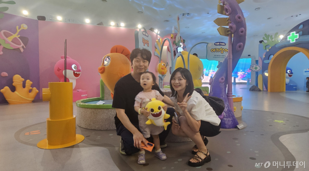 전시를 찾은 중국 항저우 출신의 인플루언서 '까리'와 남편, 딸이 오는 12월 19일까지 DDP(동대문디자인플라자)에서 열리는 '아기상어 비밀 초대장 : 비커밍 샤크' 전시장을 찾은 모습. / 사진 = 오진영 기자