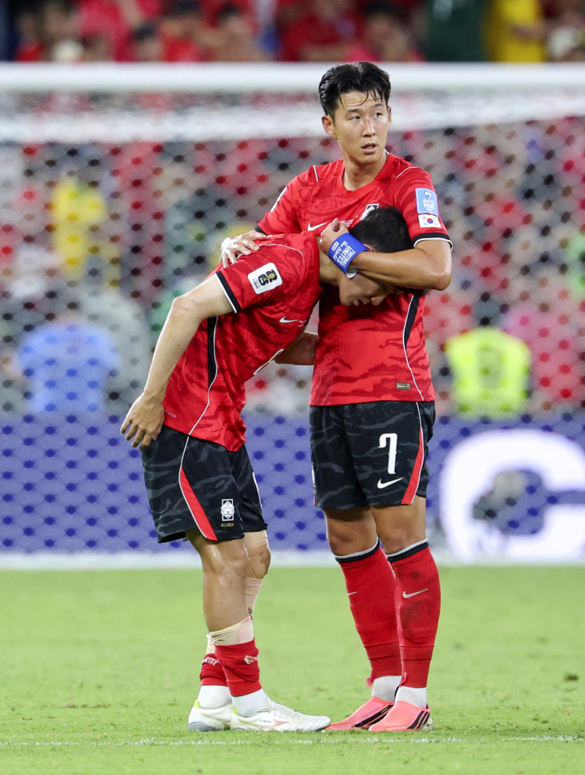 2026 북중미월드컵 A조 3차예선 대한민국 대 남아공 경기가 25일(한국시간) 멕시코 몬테레이 에스타디오 BBVA에서 열렸다.  후반전  선제골을 허용하며 남아공에 0-1로 패해 조3위에 머문  대표팀, 손흥민, 옌스 등 대표팀 선수들이 아쉬운 표정으로 경기를 마무리하고 있다.  2026.06.24. /사진=김진경 kim.jinkyung@