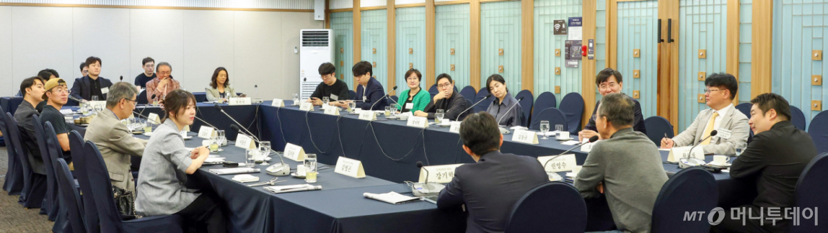 권영수 GK인사이츠 고문(오른쪽에 두번째 뒷모습)이 26일 오전 서울 중구 프레스센터에서 진행된 '권영수 고문과 미래자문단의 대화'에서 발언을 하고 있다. /사진=김창현 기자 chmt@