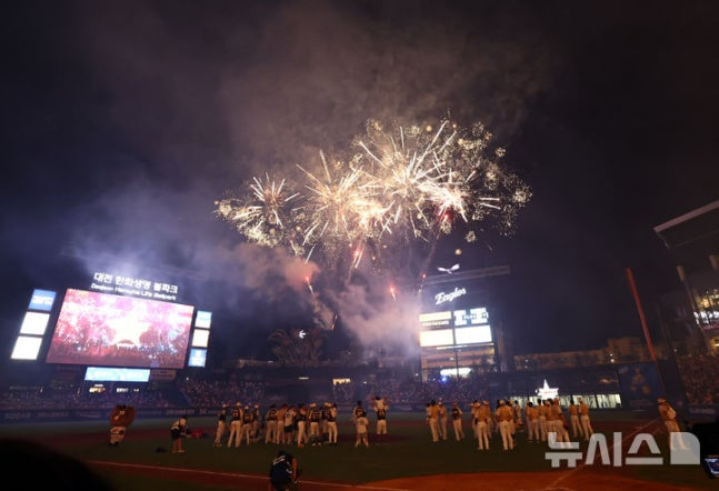 2025 KBO 올스타전이 열린 대전 한화생명볼파크에서 불꽃놀이가 펼쳐지고 있다.  /사진=뉴시스