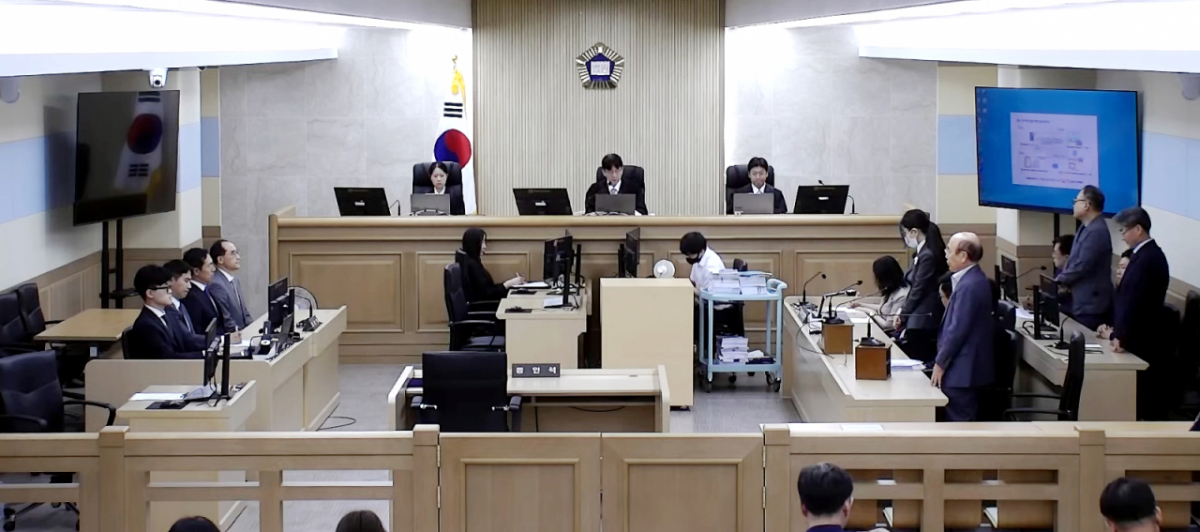 김건희 여사가 26일 서울 서초구 중앙지방법원에서 열린 특정범죄가중처벌등에관한법률위반(알선수재) 부정청탁및금품등수수의금지에관한법률위반 증거인멸 등에 대한 1심 선고 공판에서 선고를 받고 있다. /사진=뉴스1 /사진=(서울=뉴스1) 이호윤 기자