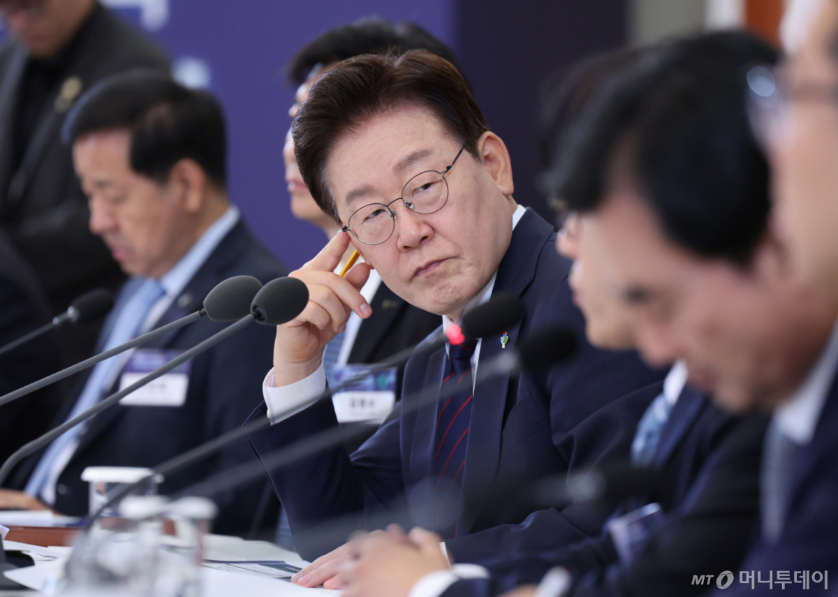 (서울=뉴스1) 이재명 기자 = 이재명 대통령이 26일 청와대에서 열린 미래 新안보 혁신기업 육성 전략회의에서 참석자들의 발언을 듣고 있다. 2026.6.26/뉴스1  Copyright © 뉴스1. All rights reserved. 무단 전재 및 재배포,  AI학습 이용 금지. /사진=(서울=뉴스1) 이재명 기자