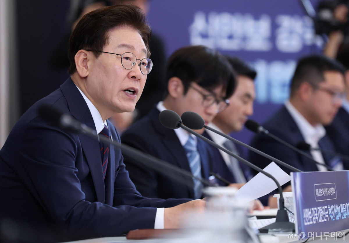 (서울=뉴스1) 이재명 기자 = 이재명 대통령이 26일 청와대에서 열린 미래 新안보 혁신기업 육성 전략회의에서 발언을 하고 있다. 2026.6.26/뉴스1  Copyright © 뉴스1. All rights reserved. 무단 전재 및 재배포,  AI학습 이용 금지. /사진=(서울=뉴스1) 이재명 기자