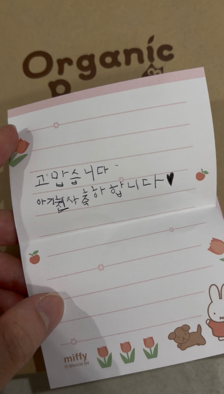 아이가 아기에게. 귀엽다./사진=마미 해리님(인스타그램 @mommy.haeri)