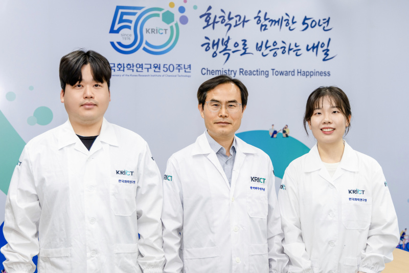 연구를 진행한 연구자들의 모습. 김주형 학생연구원,김동욱 책임연구원,배효원 학생연구원  (왼쪽부터) /사진=한국화학연구원