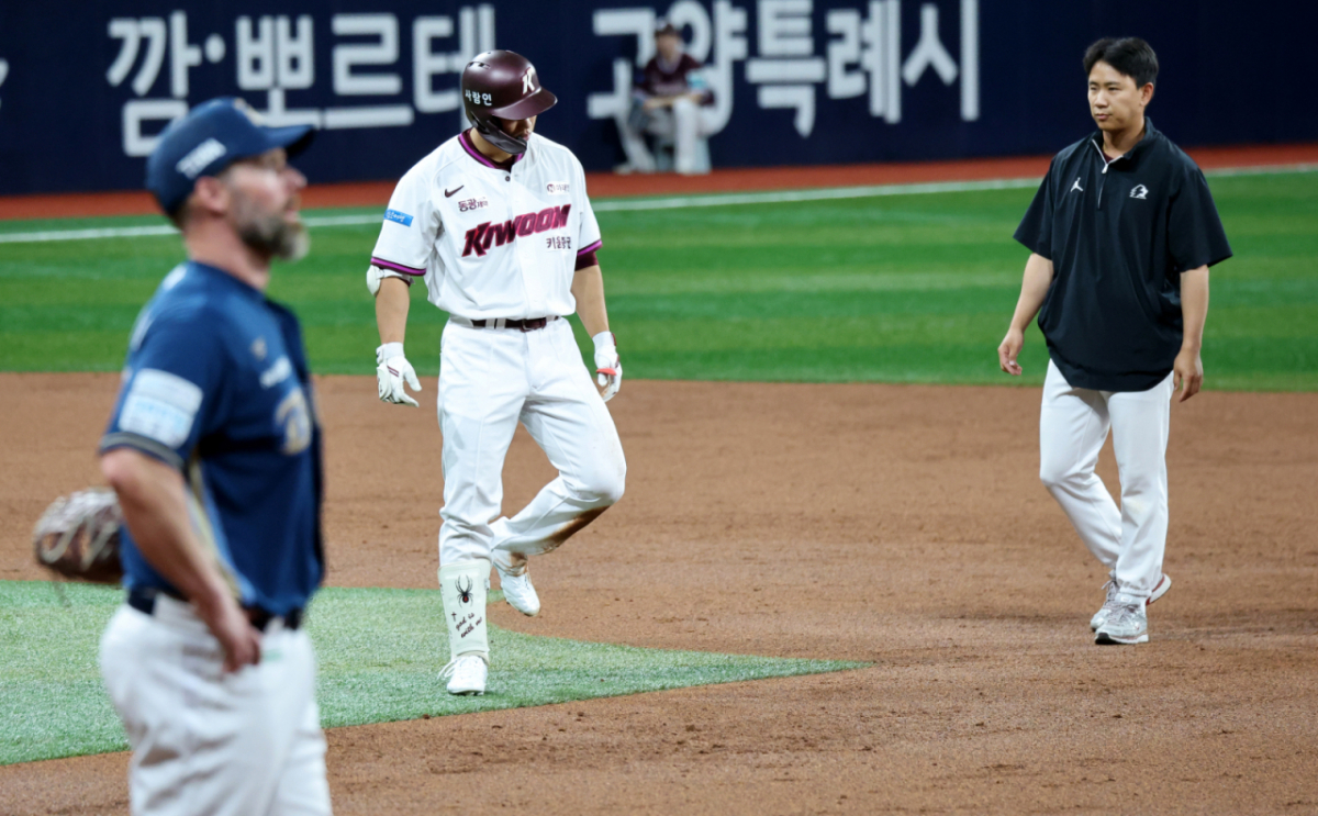 이주형이  21일 고척스카이돔에서 열리는 2026KBO리그 키움히어로즈와 NC다이노스 경기 3회말 1사후 2루타로 출루하다 허벅지를 부여잡으려 햄스트링을 호소하고 있다. 2026.04.21. /사진=강영조 cameratalks@