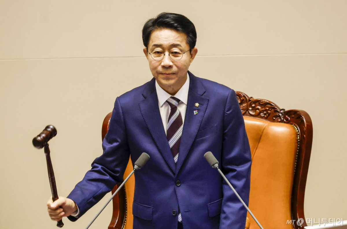 [서울=뉴시스] 정병혁 기자 = 조정식 국회의장이 18일 서울 여의도 국회에서 열린 제436회 국회(임시회) 제3차 본회의에서 의사봉을 두드리고 있다. 2026.06.18. jhope@newsis.com /사진=정병혁