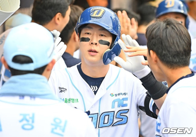 박건우.