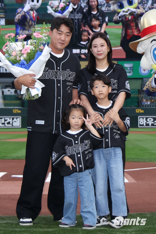 정훈이 26일 부산 LG전을 앞두고 열린 자신의 은퇴식에서 가족들과  환영받고 있다. /사진=롯데 자이언츠 제공