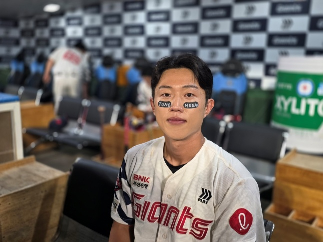 롯데 전민재가 26일 잠실 LG전을 승리로 이끌고 인터뷰에 응했다. /사진=김동윤 기자