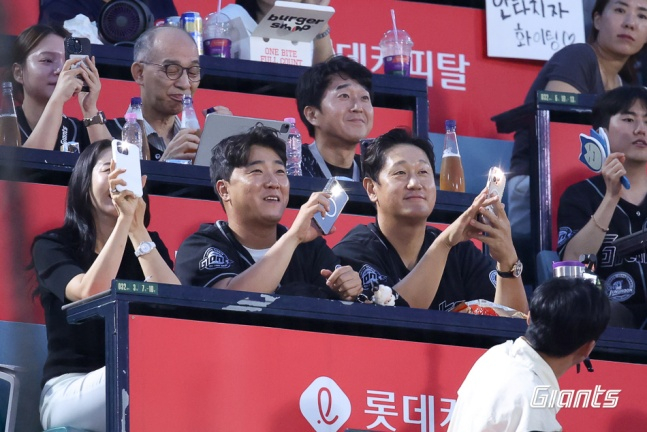 전 롯데 선수이자 마산용마고 출신 정훈(가운데)이 이대호(오른쪽)와 함께 26일 부산 LG전을 관람하고 있다. /사진=롯데 자이언츠 제공