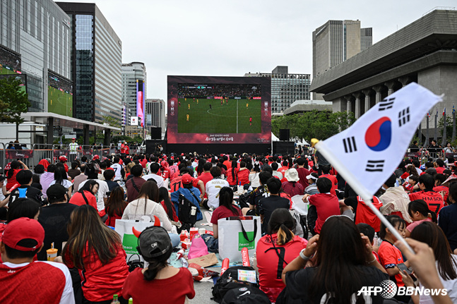 남아공과 달리 거리 응원을 나온 한국 축구팬들은 좌절에 빠졌다. /AFPBBNews=뉴스1