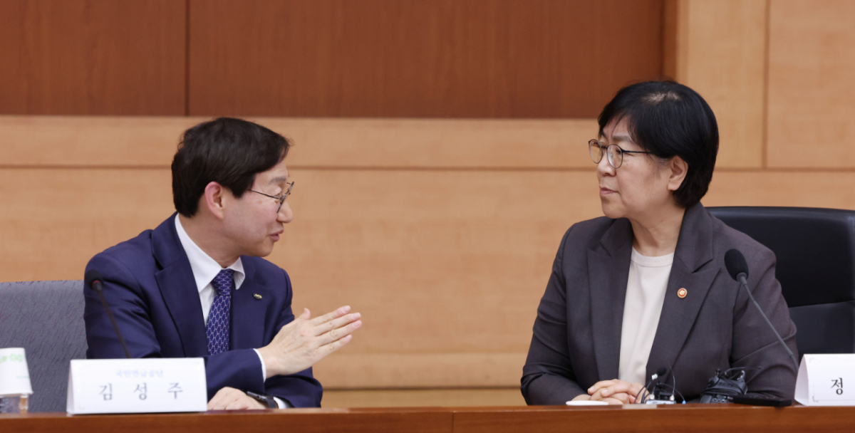 [서울=뉴시스] 조수정 기자 = 정은경 보건복지부 장관이 28일 오후 서울 종로구 정부서울청사 별관 국제회의실에서 2026년도 제5차 국민연금기금운용위원회를 주재하기 앞서 김성주(왼쪽) 국민연금공단 이사장과 대화하고 있다. 2026.05.28. chocrystal@newsis.com /사진=조수정