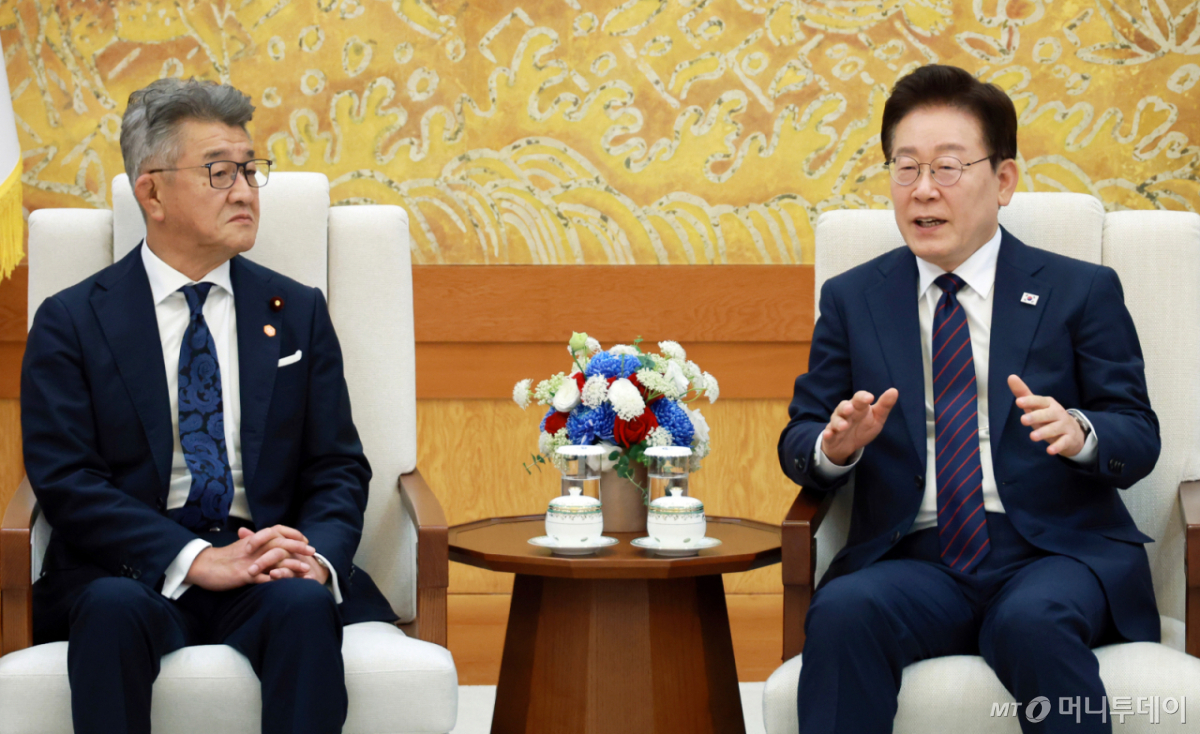 [서울=뉴시스] 최동준 기자 = 이재명 대통령이 26일 청와대에서 다케다 료타 일한의원연맹 회장을 접견하고 있다. (청와대통신사진기자단) 2026.06.26. photocdj@newsis.com /사진=