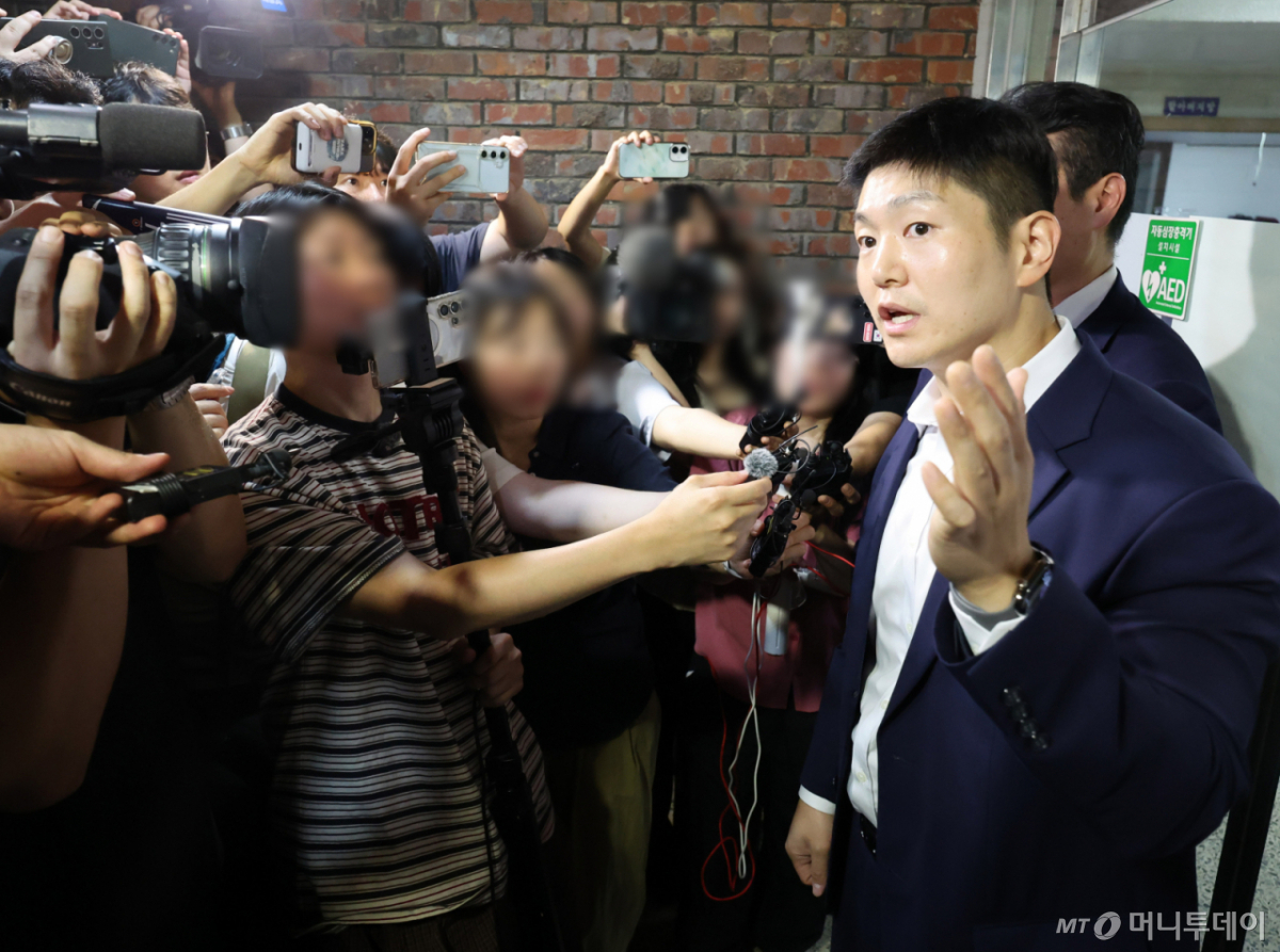 [서울=뉴시스] 배훈식 기자 = 김재섭 국민의힘 의원이 4일 오전 투표용지 부족으로 투표시간이 연장된 서울 송파구 잠실7동 제2투표소를 찾아 선거관리위원회 관계자와 대화한 뒤 취재진의 질문에 답하고 있다.  2026.06.04. dahora83@newsis.com /사진=배훈식