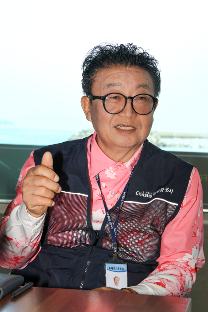박영남 주민자치위원회 위원장이 26일 하조도 인근 카페에서 KT 통신 서비스를 주민 자치 업무와 온라인 판매 사업에 활용한 경험을 이야기하고 있다./사진=KT