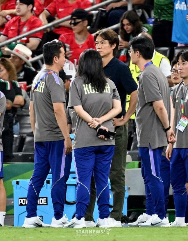 홍명보(가운데) 한국 축구대표팀 감독. /사진=김진경 대기자