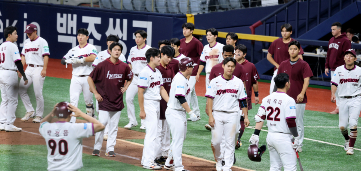 안우진과 키움선수들이 20일 고척스카이돔에서 열리는 2026KBO리그 키움히어로즈와 롯데자이언츠 경기 9회말 공격을 지켜보고 있다.  롯데에 대패하며 5연패에 빠진 키움. 2026.06.20. /사진=강영조 cameratalks@