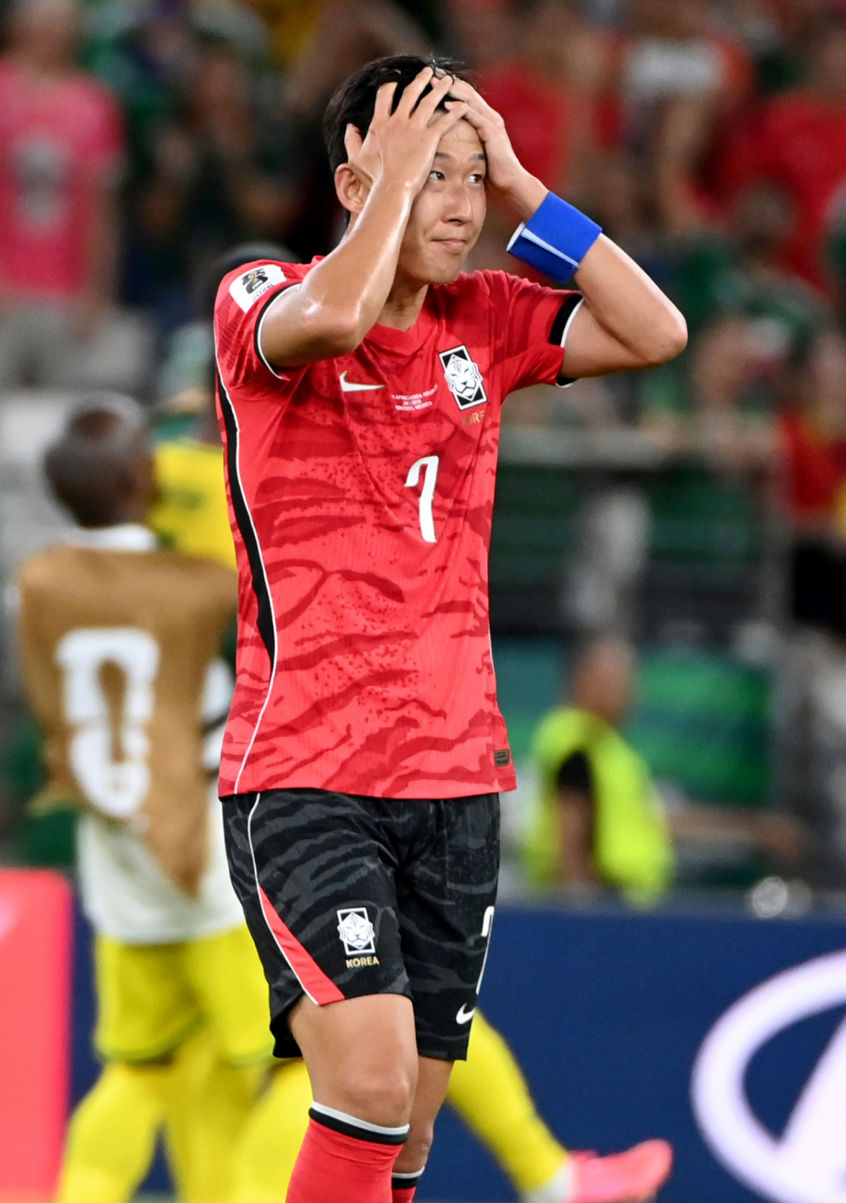2026 북중미월드컵 A조 3차예선 대한민국 대 남아공 경기가 25일(한국시간) 멕시코 몬테레이 에스타디오 BBVA에서 열렸다.  후반전  선제골을 허용하며 남아공에 0-1로 패해 조3위에 머문  대표팀, 손흥민, 옌스 등 대표팀 선수들이 아쉬운 표정으로 경기를 마무리하고 있다. /사진=김진경 대기자