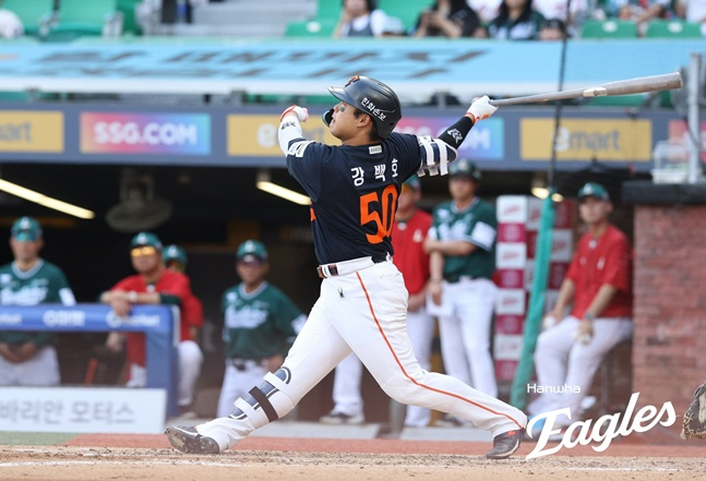 한화 이글스 강백호 27일 인천 SSG랜더스필드에서 열린 SSG 랜더스와 2026 신한 SOL KBO리그 방문경기에서 7회초 솔로 홈런을 날리고 기뻐하고 있다. /사진=한화 이글스 제공